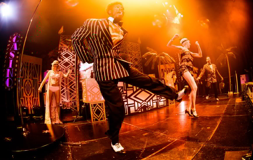 Stage_design_gatsby_perfomer